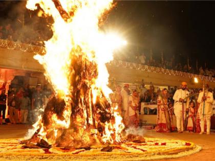 Holi 2022: As the date of full moon is divided between today and tomorrow, read exactly when and how to do Holika Dahan! | Holi 2022 : पौर्णिमेची तिथी आज व उद्या विभागून आल्याने होलिका दहन नक्की कधी आणि कसे करावे ते वाचा!