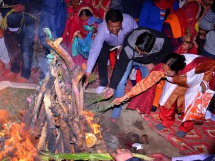 Holi 2022: Don't forget to put Holi ashes on your forehead and keep them at home, there will be divine benefits! | Holi 2022 : होळीची राख कपाळाला लावायला आणि घरात संग्रही ठेवायला विसरू नका, होतील दिव्य लाभ!