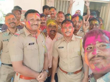 Police celebrated Rangpanchami at Chalisgaon police station | चाळीसगावला पोलिस ठाण्यात पोलिसांनी  साजरी केली रंगपंचमी