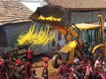 villagers brought JCB for holi celebration watch video | आली हौस...पाडला पाऊस! गावकऱ्यांनी धुळवडीसाठी चक्क JCB आणले अन् एकच कल्ला, पाहा VIDEO