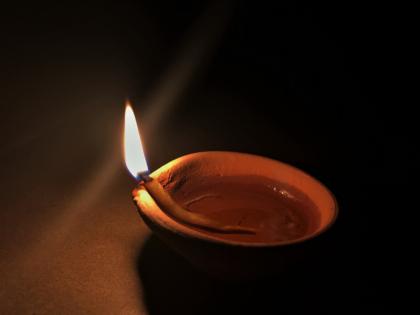 Does a lamp lit after a person's death indicate his rebirth? Find out! | व्यक्तीच्या मृत्यूपश्चात लावलेला दिवा तिचे पुनर्जन्माचे संकेत दर्शवतो का? जाणून घ्या!