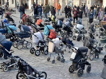 Russia vs Ukraine Empty Strollers Symbolise Children Killed In War | Russia vs Ukraine War: ओक्साबोक्शी रडलं तरी आवाजच निघत नाही! 'हा' फोटो पाहून अख्खं जग गहिवरलं