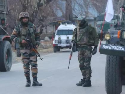 one civilian tajamul mohi u din rather has been shot by terrorists near his home at gotpora budgam | काश्मीरमध्ये पुन्हा दहशतवाद्यांकडून परप्रांतीयावर हल्ला, स्थानिक नागरिकाचीही हत्या!