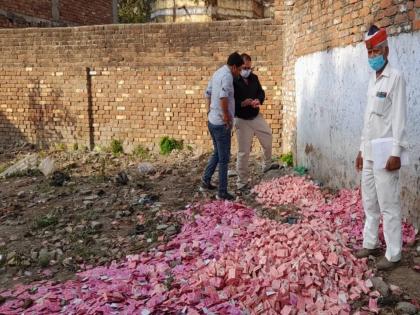 condom packets found empty place in pilibhit uttar pradesh | मैदानात पडली होती कंडोमची हजारो पाकिटं; लोकांनी गुपचूप घरी नेली, अन् मग...