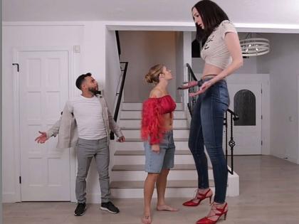 World's tallest model says she struggles to meet men put off by 6ft 9in frame | लंबूटांग ‘ऑलिम्पिक सुंदरी’ला मिळेना जोडीदार!