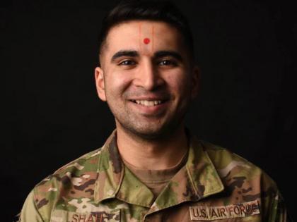 US Air Force permits Indian origin airman to wear Tilak while in uniform | अमेरिकेच्या हवाई दलानं भारतीय वंशाच्या पायलटला दिली टिळा लावण्याची परवानगी!