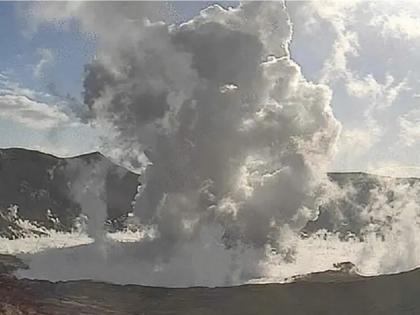 Philippines Taal Volcano Explosion: Mass evacuation ordered after volcano explodes sending giant ash cloud into the sky | ज्वालामुखीमध्ये मोठा स्फोट, धूर अन् राखेचे १.५ किमीपर्यंत लोट; हजारोंवर घर सोडण्याची वेळ!