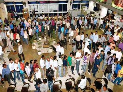 four hours in waiting for 15 minutes work in stamp duty office | पंधरा मिनिटांचे काम, म्हणे चार तास थांब; बसायला जागा नाही, अपंगांचे बेहाल