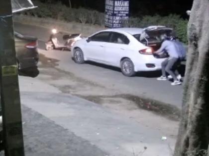 on camara three men stop delhi businessmans car looted nearly rs 2 crore | CCTV: ते आले...कार अडवली..काच फोडली, बंदुक दाखवली अन् डिक्कीतून तब्बल २ कोटी लुटले!