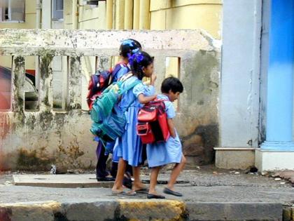 students safety in danger school ignoring rules | विद्यार्थ्यांच्या सुरक्षेची हेळसांड अजून किती काळ चालणार?, स्वतंत्र नियमावलीकडे शाळांचे दुर्लक्ष 