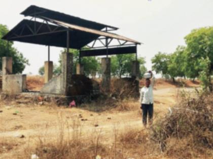 trees plantation in the cemetery bringing water from far away | सावलीसाठी ‘देवा’ जगवतोय स्मशानातील वृक्ष, हातपंपावरून दूरवरून आणताहेत पाणी