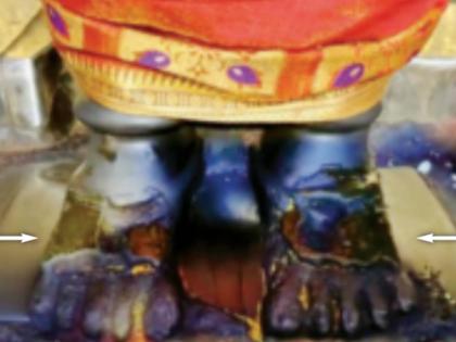 pandharpur the coating on the rukmini Idol feet drop out within two years | रुक्मिणी माते, आम्हाला माफ कर...!; मूर्तीच्या चरणांवर लावलेला वज्रलेप दोन वर्षांतच निघाला