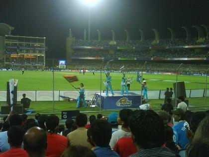 Police on duty during IPL match Forced infiltration into the biobubble area | IPL सामन्यावेळी पोलिसांचा ऑनड्युटी धिंगाणा; बायोबबल क्षेत्रात जबरदस्ती केला शिरकाव