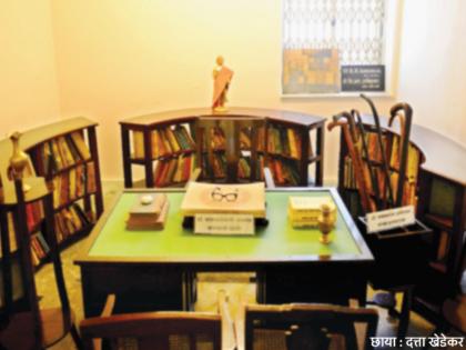 Dr Babasaheb Ambedkar did study for hours at the same table | डॉ. बाबासाहेब आंबेडकर यांनी याच टेबलवर तासन् तास केली ज्ञानतपस्या