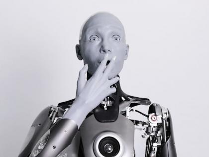 Clever robots sense of humour and face reading | हुश्शार रोबोट्स आता तुम्हाला तोंड वेंगाडतील अन् नाकही मुरडून दाखवतील!