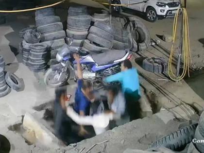 five youths standing at the puncture shop suddenly fell into the ground see the shocking video | ...अन् पंक्चरच्या दुकानातील पाच तरुण क्षणार्धात कोसळले, जमिनीत सामावले; व्हिडीओ व्हायरल