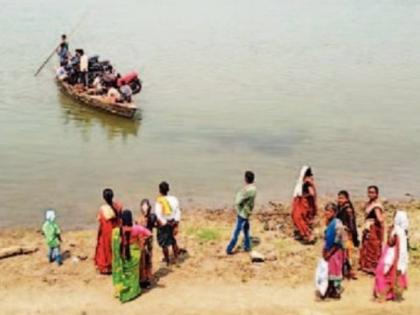 No road no bridge Dangerous journey by small boat Development of 20 villages stuck between two states | रस्ता नाही, पूल नाही; छोट्या नावेने धोकादायक प्रवास! दोन राज्यांच्या कात्रीत अडकला सीमेवरील 20 गावांचा विकास 