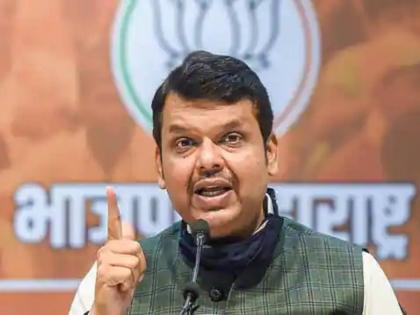 bjp leader devendra fadnavis stops press conference for some seconds after narayan rane arrives | फडणवीस बोलत असताना 'ते' आले, सगळेच नेते उभे राहिले; फडणवीसही थोडा वेळ थांबले