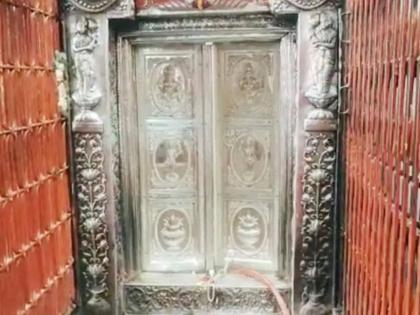 silver gate 101 kg installed mandir donated vindhyavasini mandir devotee ranchi mirzapur uttar pradesh | नवस पूर्ण होताच भक्तानं विंध्यवासनी मंदिराला बसवला तब्बल १०१ किलो चांदीचा दरवाजा!