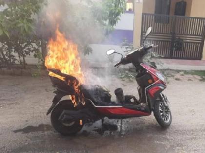 E bike catches fire in Tamil Nadus Hosur 29 year old escapes unhurt | संकटाची चाहूल लागताच मालक उतरला; अवघ्या काही सेकंदांत स्कूटरनं पेट घेतला, अनर्थ टळला