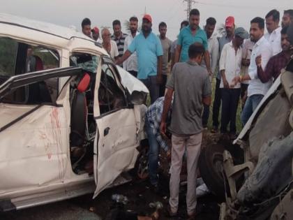 Two cars collides in Phaltan two died on the spot 11 seriously injured | भीषण अपघात! फलटणमध्ये दोन कारची समोरासमोर धडक; दोघांचा जागीच मृत्यू, ११ गंभीर जखमी