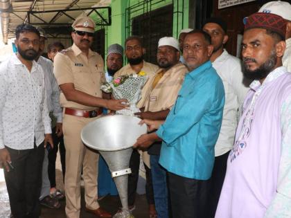 muslims in kalwa bring down loud speakers on mosque police felicitates them | मशिदीवरील भोंगे उतरवण्यासाठी कळव्यातील मुस्लिमांनी घेतला पुढाकार; पोलिसांनी केला सत्कार