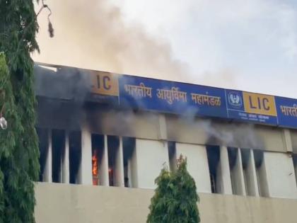 Mumbai Fire Breaks Out In LIC Office In Vile Parle west | मोठी बातमी! मुंबईतील विलेपार्ले येथे LIC च्या कार्यालयाला भीषण आग, अग्निशमन दलाच्या ८ गाड्या पोहोचल्या