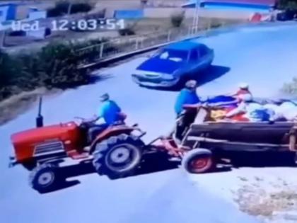 car hit the tractor and broke it in two parts the driver saved his life viral video | भरधाव कारची जोरदार धडक; ट्रॅक्टरचे दोन भाग झाले, पण ड्रायव्हर... पाहा थरारक VIDEO