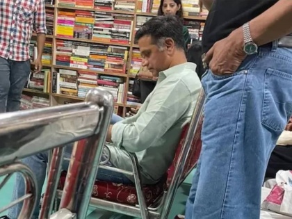 Rahul Dravid Spotted At Book House Gundappa Viswanath New Book Programme | द्रविडचा हाच साधेपणा भावतो! पुस्तक सोहळ्यात 'द वॉल'नं काय केलं बघा; आदर आणखी वाढेल