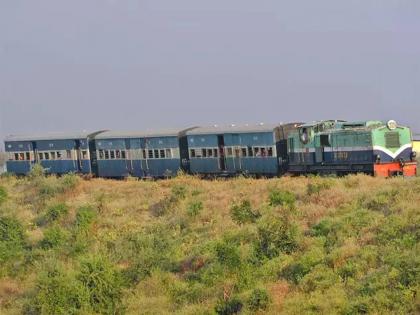 intresting facts about shakuntala railway line only track controlled by british company | राज्यातील 'हा' रेल्वे ट्रॅकही आजही ब्रिटिशांच्या ताब्यात; भारताला द्यावा लागतो कर, पण का?