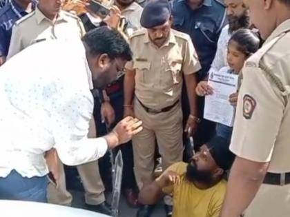 Ulhasnagar Municipal Commissioner car surrounded by disabled protester | उल्हासनगर महापालिका आयुक्तांच्या कारला अपंग उपोषणकर्त्याचा घेराव