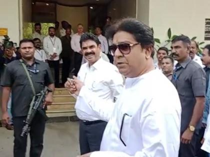 mns chief raj thackeray comment on media crowd says this looks like australia fielding | "...तेव्हा अशी फिल्डिंग लावली होती", पत्रकारांचा गराडा अन् राज ठाकरेंची मिश्किल प्रतिक्रिया; पाहा VIDEO