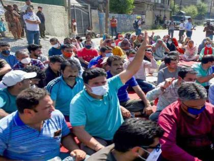 kashmiri pandits emergency meeting on target killing in jammu and kashmir says we have no option but to leave the valley | "आता पर्यायच उरला नाही", काश्मिरी पंडितांवर पुन्हा नामुष्की?, 'टार्गेट किलिंग'मुळे भीती