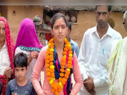 rajasthan alwar raveena gurjar 93 percent marks 12th arts result | शेळ्यांना चरायला नेणाऱ्या मुलीनं काढलं गावाचं नाव, बारावीच्या परीक्षेत घवघवीत यश!