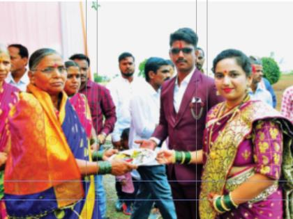 Admirable decision of the bride father Widows are given the honor to new couple | वधुपित्याचा कौतुकास्पद निर्णय! विधवांना दिला नवविवाहित वधू-वरांचे औक्षण करण्याचा मान