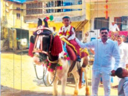 student first day in school he came with Riding a horse | नादच खुळा! घोड्यावर स्वार होऊन जिल्हा परिषद शाळेत ठेवले पहिले पाऊल 