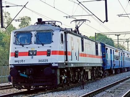 Travel by mail express with general ticket Facilities in 165 trains of Central Railway | जनरल तिकीट घेऊन करा मेल, एक्स्प्रेसमधून प्रवास; मध्य रेल्वेच्या १६५ गाड्यांमध्ये सुविधा