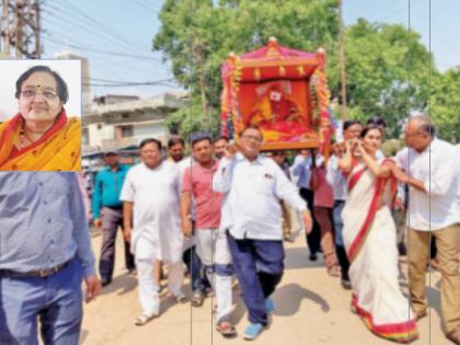 Mumbai Payal Pokarna dose her mothers last rites | मुंबईच्या पायल पोकरणा यांनी आईच्या पार्थिवाला दिला खांदा, बनल्या कुटुंबाचा आधारस्तंभ