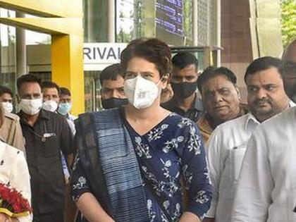 Priyanka Gandhi held discussions with important leaders of the state at mumbai airport | मोठी बातमी! प्रियांका गांधी मुंबईत, विमानतळावरच केली राज्यातील महत्वाच्या नेत्यांशी चर्चा