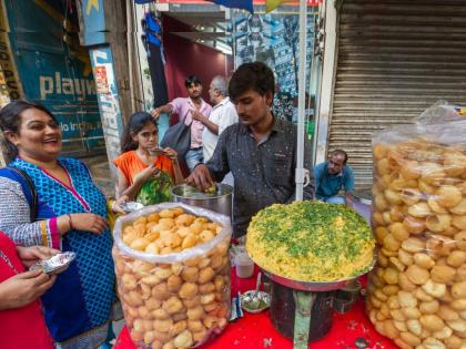 Pani Puri banned in Nepals Kathmandu valley as cholera cases jump to 12 | काय म्हणता चक्क 'पाणीपुरी'वर बंदी!, काठमांडूमध्ये निर्णय, जाणून घ्या संपूर्ण प्रकरण...