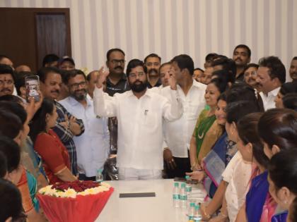 thane municipal corporation shivsena 66 corporator join rebel eknath shinde group | Thane Corporation Eknath Shinde: शिवसेनेला मोठं खिंडार! ठाण्याचे ६६ नगरसेवक शिंदे गटात सामील, मुख्यमंत्र्यांची घेतली भेट