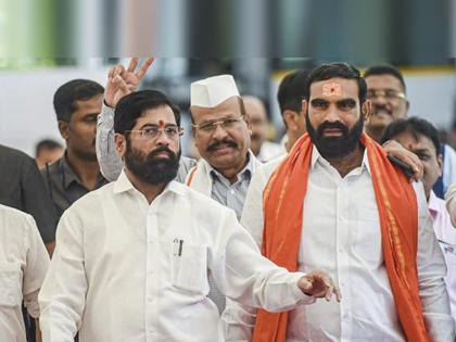 mla santosh banger is only shivsena hingoli jilha pramukh says cm eknath shinde | लोकांसाठी बँकेतील FD मोडली, सुख-दु:खात धावला; संतोष बांगरच जिल्हाप्रमुख, एकनाथ शिंदेंकडून पाठराखण