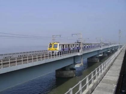 mumbai minor girl attempts suicide by jumping into sea from a railway bridge near bhayandar and naigaon in thane district | रेल्वे ब्रीजवर ती एकटीच बसून होती, थोड्यावेळानं थेट खाडीत उडी घेतली; भाईंदर-नायगाव स्थानकादरम्यानची घटना