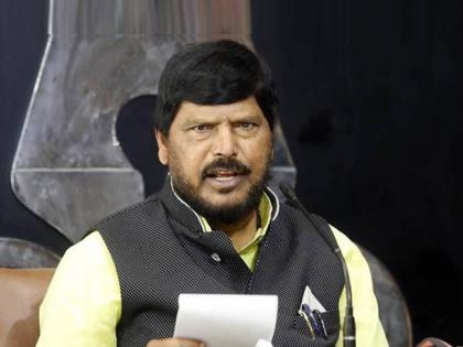 uddhav thackeray will weaken and real Shiv Sena belongs to eknath shinde says ramdas athawale | Ramdas Athawale: 'उद्धव ठाकरे क्षीण होत जाणार, खरी शिवसेना शिंदेंचीच', रामदास आठवले थेट बोलले!