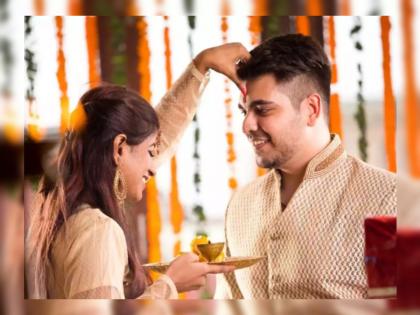 Raksha Bandhan 2022: Is it auspicious for brother to take blessings from sister with right hand even if she is left-handed? Find out! | Raksha Bandhan 2022: बहीण डावखुरी असली तरी तिने उजव्या हातानेच भावाला गंध लावणे शुभ ठरते का? जाणून घ्या!