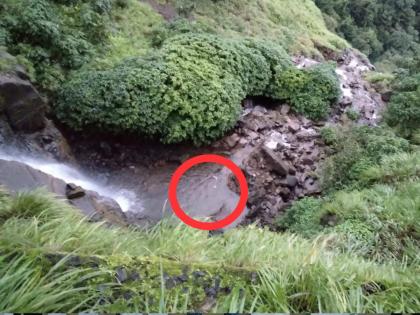 young man from Sangli died after falling from a waterfall in vaibhavwadi | प्रवासात धबधबा पाहून मित्रांनी कार थांबवली, अंघोळीला गेले, धमाल केली; पण अचानक प्रवाह वाढला अन्... 