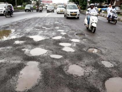 Road potholes in Mumbai will be filled with geo polymer and rapid hardening concrete method | मुंबईतील रस्त्यावरचे खड्डे जिओ पॉलिमर आणि रॅपिड हार्डनिंग काँक्रिट पद्धतीने भरणार