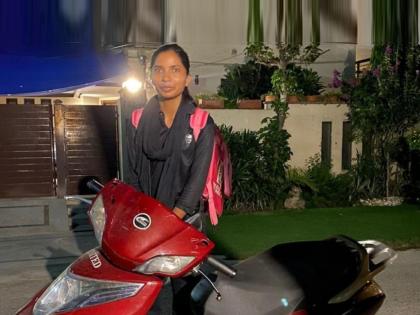 girl student inspirational story female rider food delivery in night pakistan | दिवसा अभ्यास अन् रात्री फूड डिलिव्हरी; पोरीच्या जिद्दीला सलाम, जिंकली अनेकांची मनं!