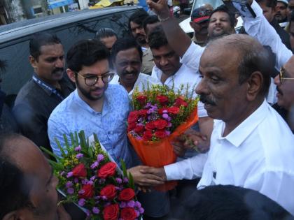 Salgaonkar welcomed Aditya Thackeray in deepak Kesarkars constituency sawantwadi | केसरकरांच्या मतदारसंघात साळगावकरांनी केलं आदित्य ठाकरेंचं स्वागत; शिवबंधनची चर्चा