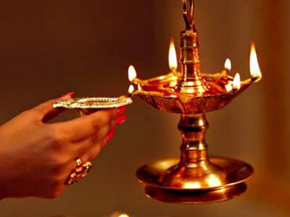 Shravan 2022: It is said not to light oil-ghee lamp together with one stick, there is a scientific reason behind it...! | Shravan 2022: एकाच काडीने तेला-तुपाचा दिवा एकत्र लावू नये असे म्हणतात, त्यामागे आहे शास्त्रीय कारण...!